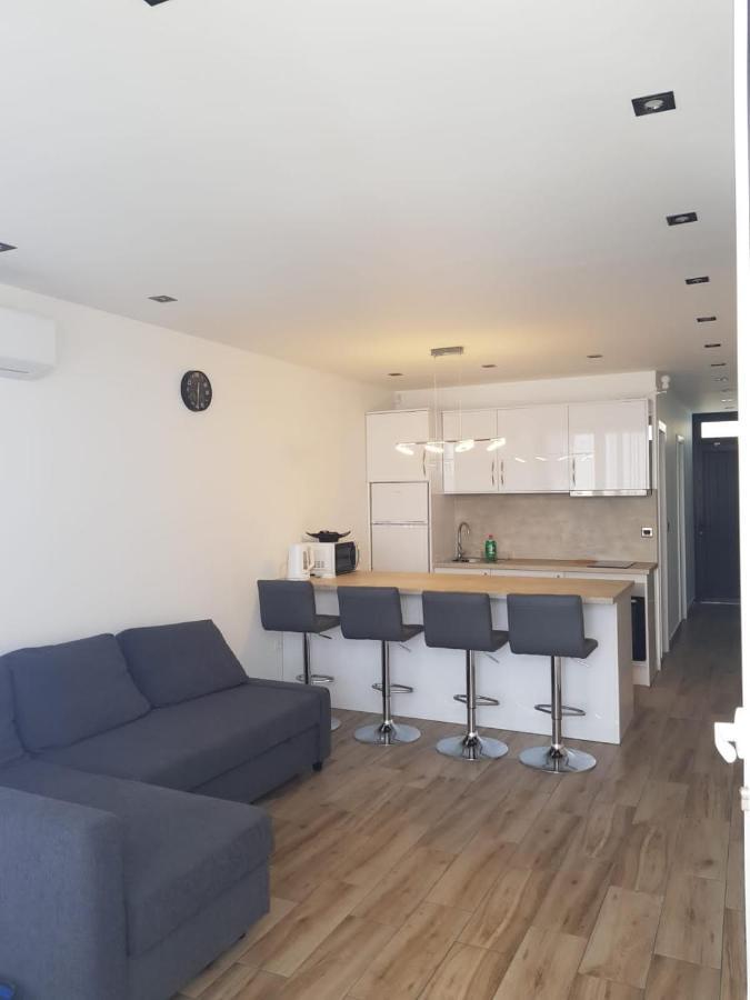 Family Comfortable Apartment Арона Экстерьер фото