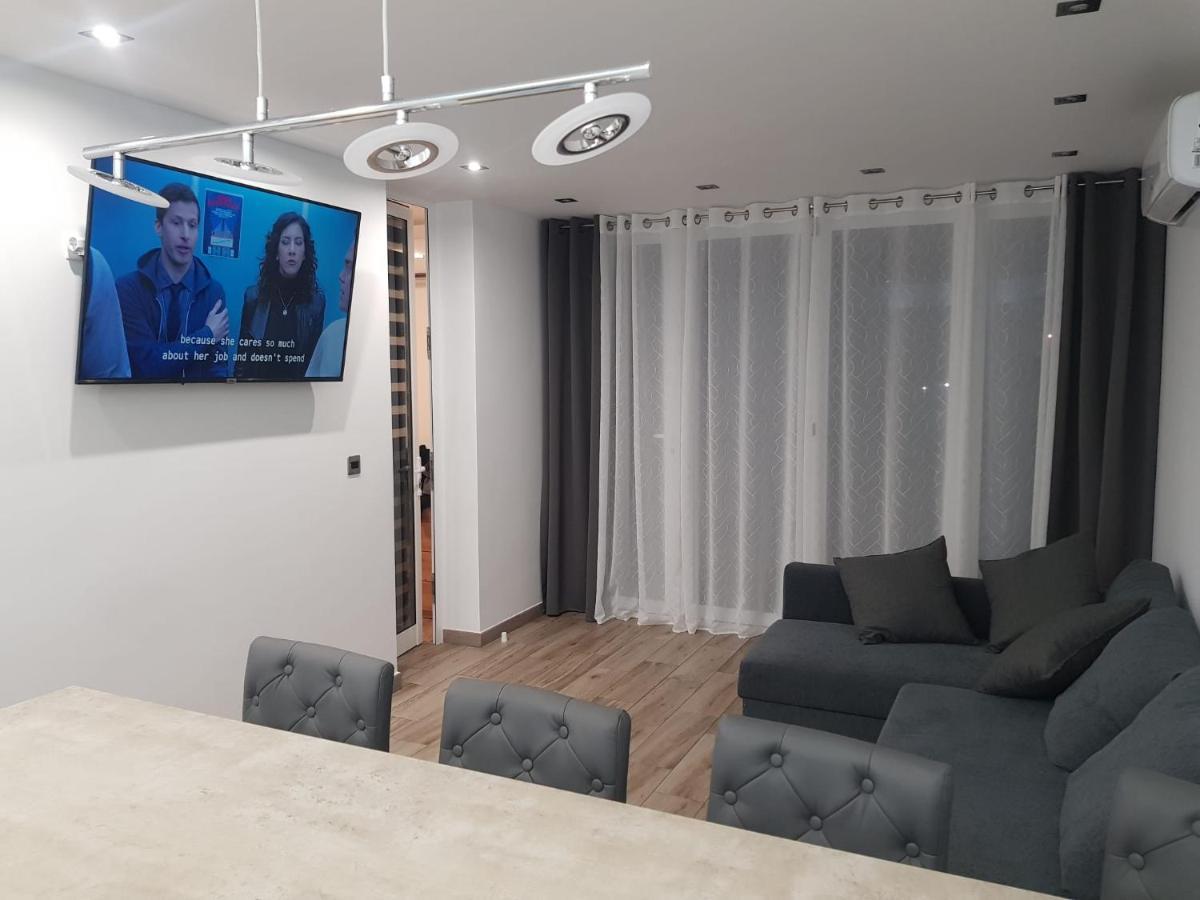 Family Comfortable Apartment Арона Экстерьер фото